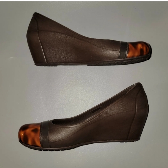 🆕Crocs | Brown Tortoise Cap Toe Slip On Wedge Heels Size 7 Womens Comfort Shoes - Picture 9 of 12